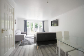 lovely villa 3 bedroom free sports channels,parking sleeps 7
